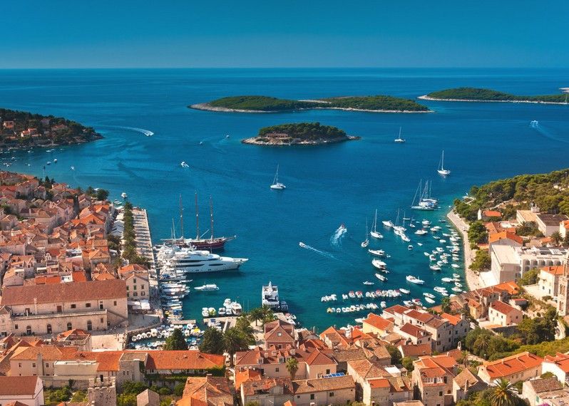 Veduta sul vecchio porto di Hvar, Croazia. ©Evgeniya Moroz/Shutterstock