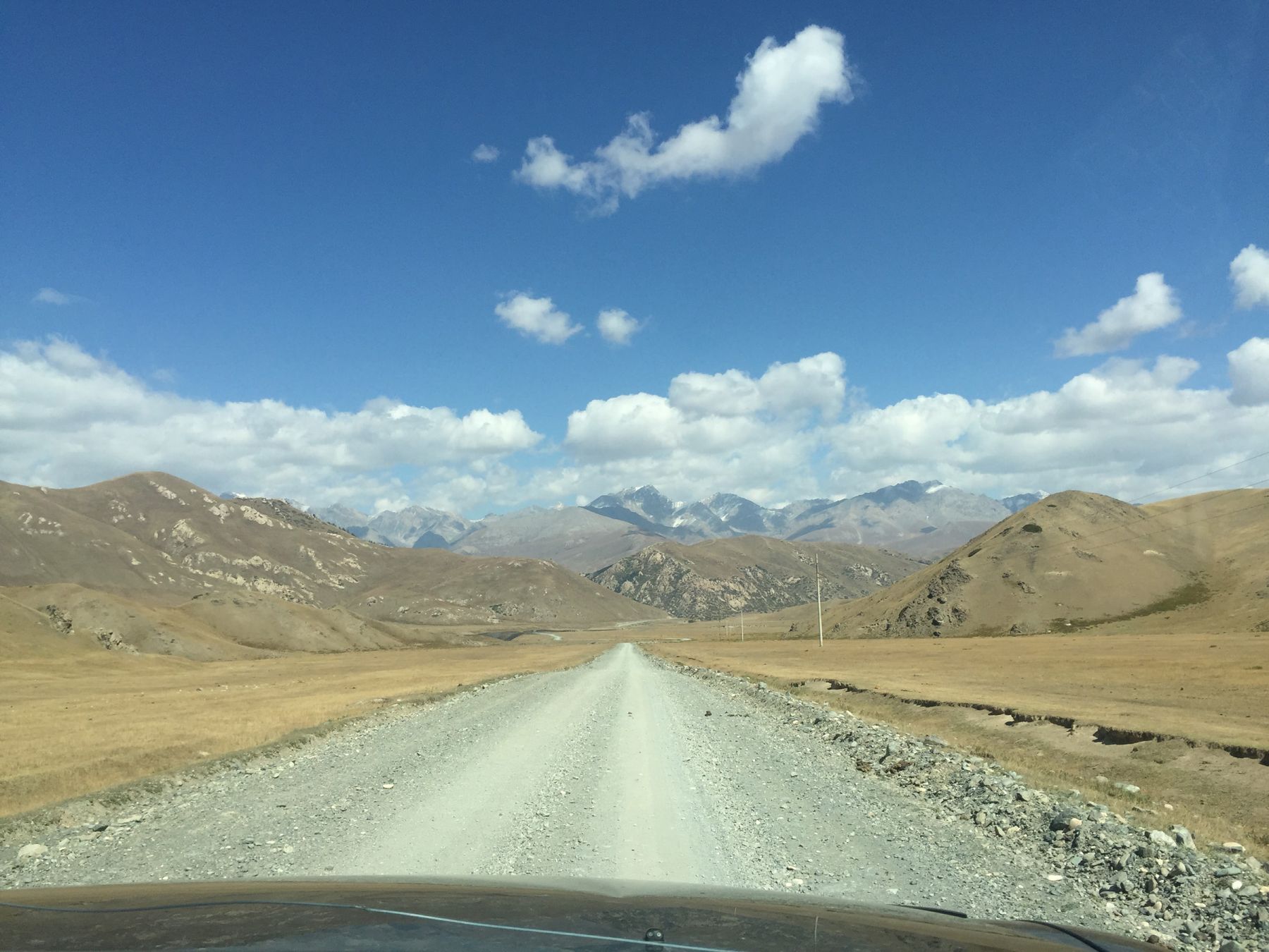 Verso la Cina: le strade sterrate di epoca sovietica sono l’unica via di ingresso e di uscita dai remoti Monti Tien Shan del Kighizistan © Megan Eaves