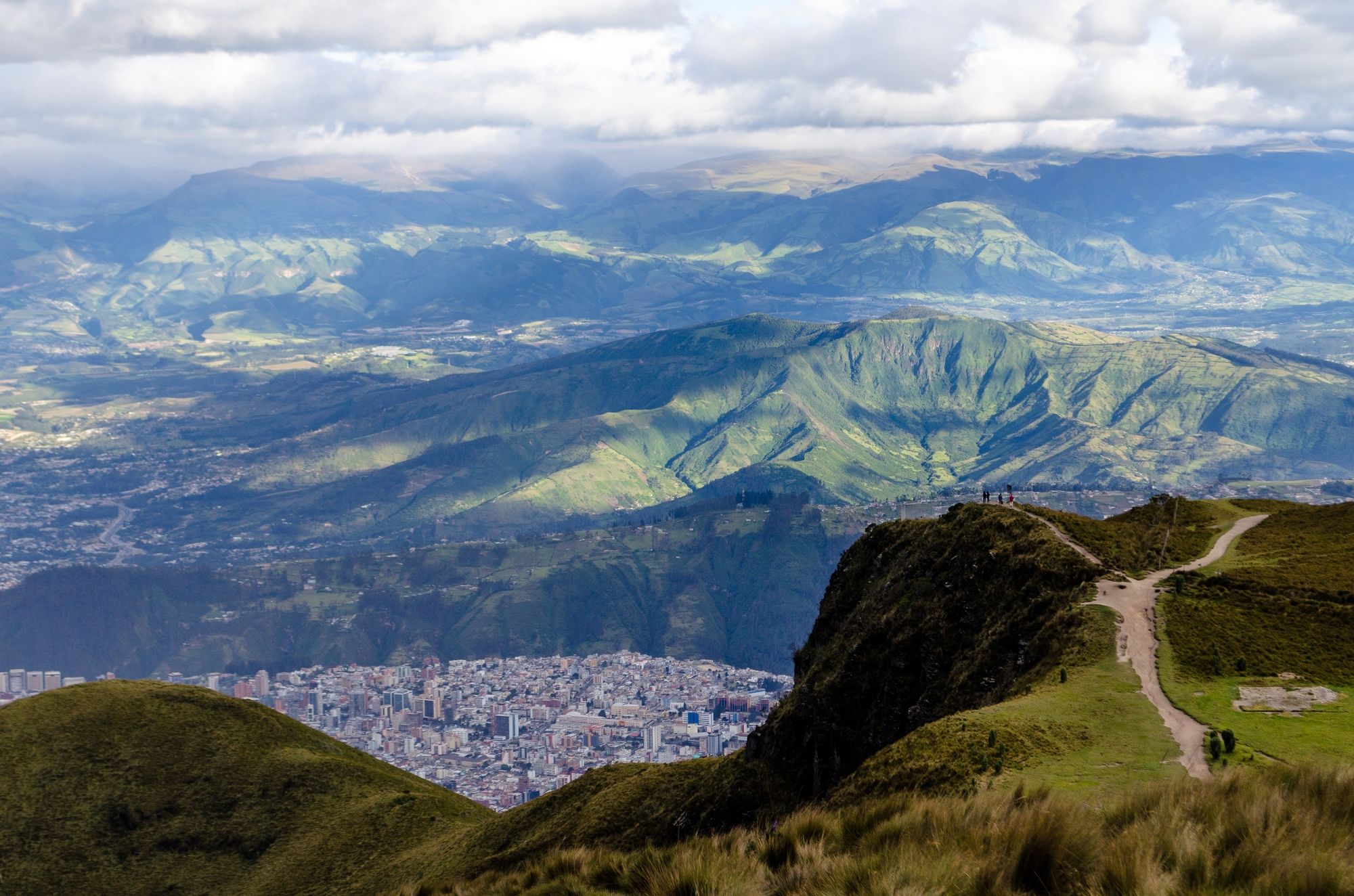Quito trova a 2850 m di altitudine, incastonata tra verdi montagne ©David Rojas/500px