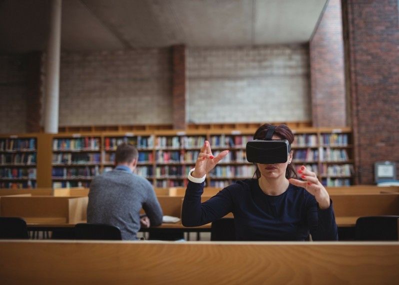 Viaggiare ovunque senza fare un passo grazie alla realtà virtuale. ©wavebreakmedia/Shutterstock