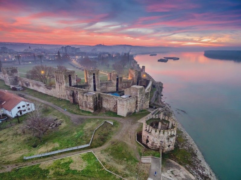 Vista aerea del Castello medievale di Smederevo e del Danubio © Darkves
