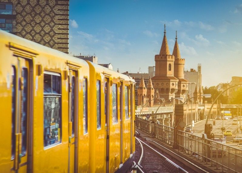 Vista del Oberbaum Bridge a Friedrichshain-Kreuzberg, Berlino. ©canadastock/Shutterstock