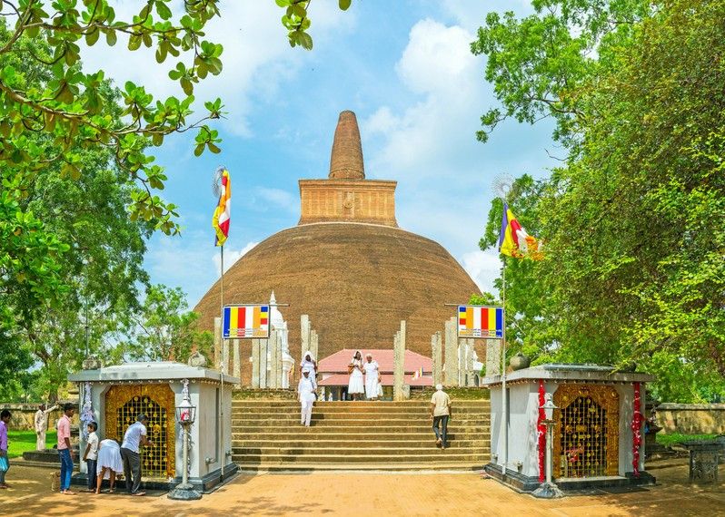Vista sula Abhayagiri Stupaattraverso il parco Mahamevnawa, Anuradhapura, Sri Lanka.
©eFesenko/Shutterstock