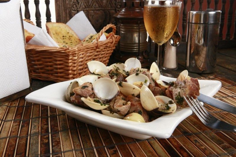 Vongole e maiale insieme nella Carne de porco à Alentejana © REDAV / Shutterstock