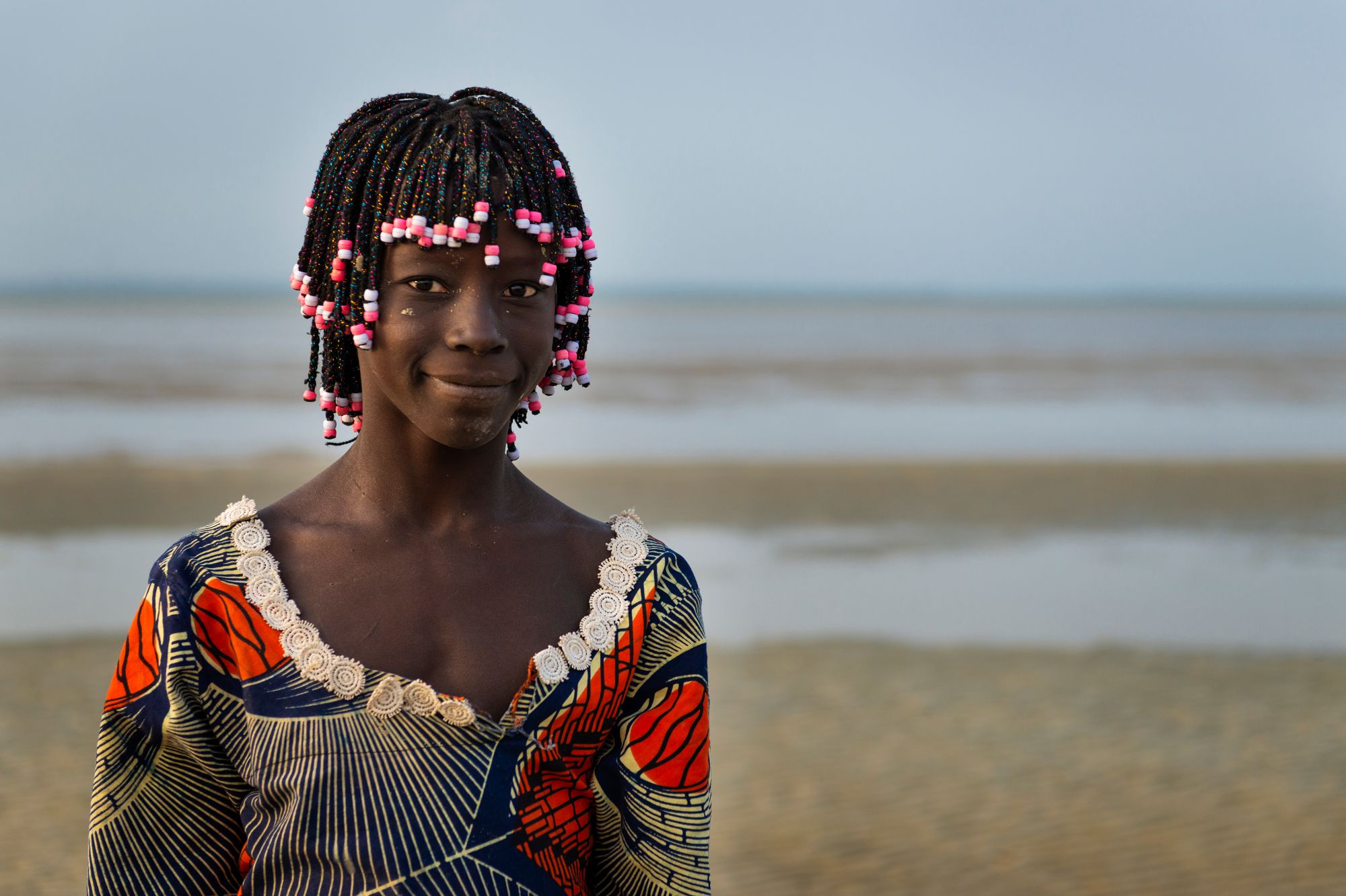 Una ragazza in spiaggia sull'isola di Orango