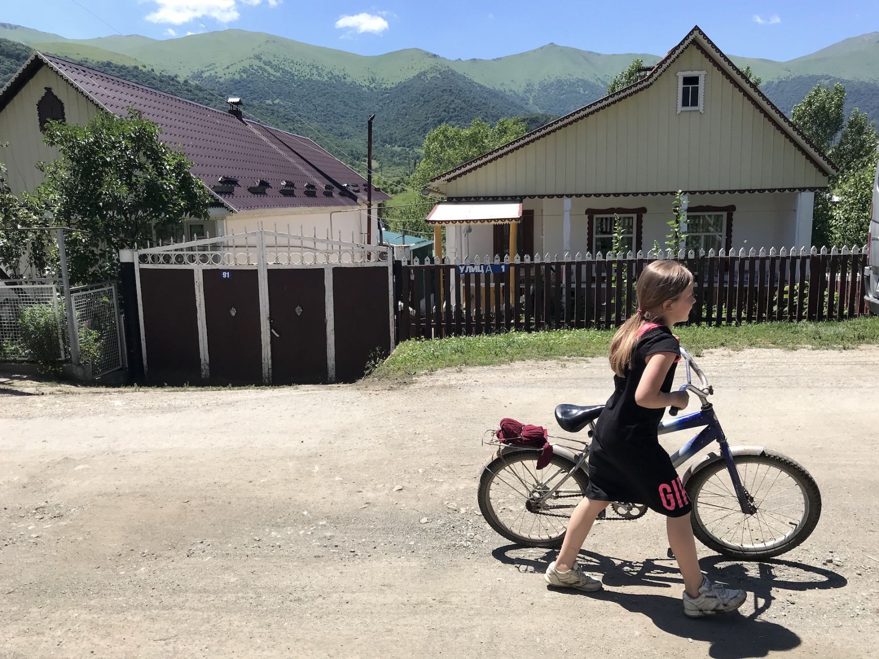 Una bambina attraversa la strada principale del villaggio a Fioletovo, Armenia © Dario Bragaglia