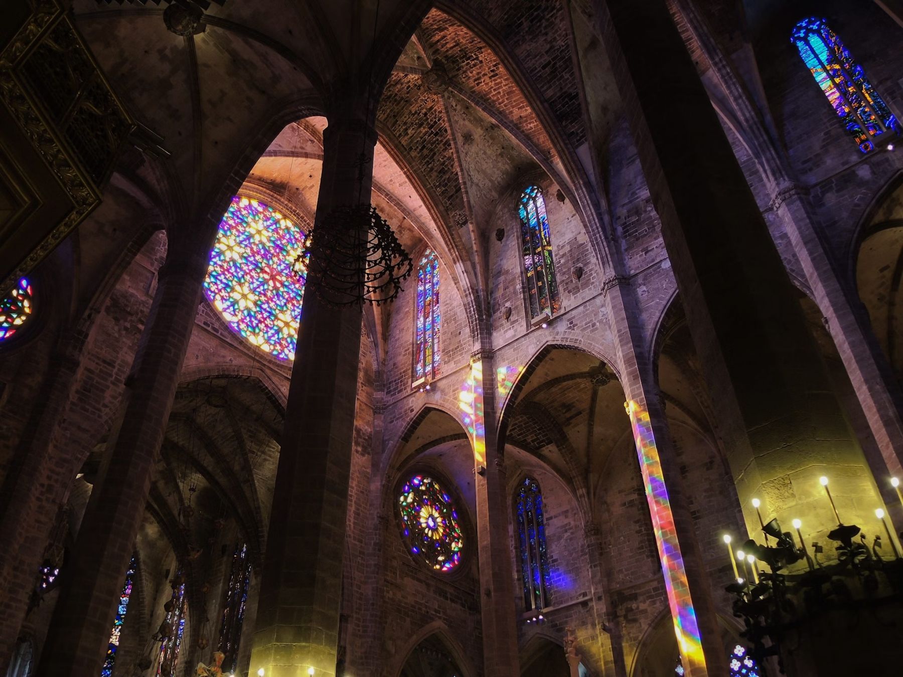 Ammirate la luce caleidoscopica che filtra dal rosone all’interno dell’imperdibile cattedrale di Palma © Mrkit99 / Getty Images