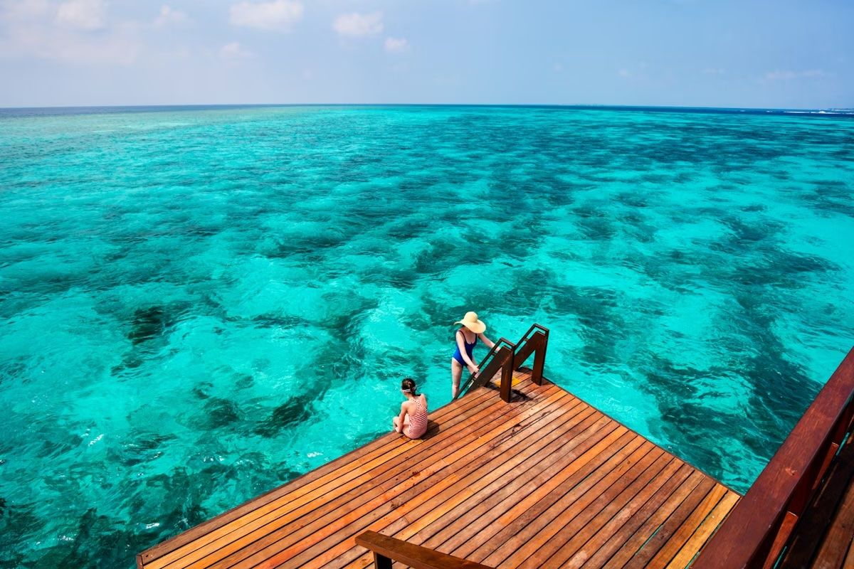 Un pontile in legno in una villa subacquea alle Maldive. BlueOrange Studio/Shutterstock