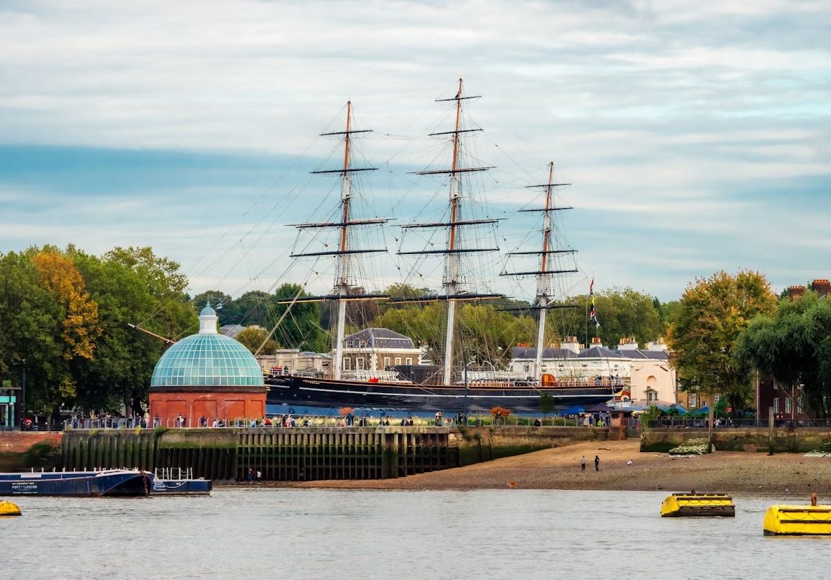 Il famoso veliero Cutty Sark e il molo di Greenwich. Cristian M Balate/Shutterstock