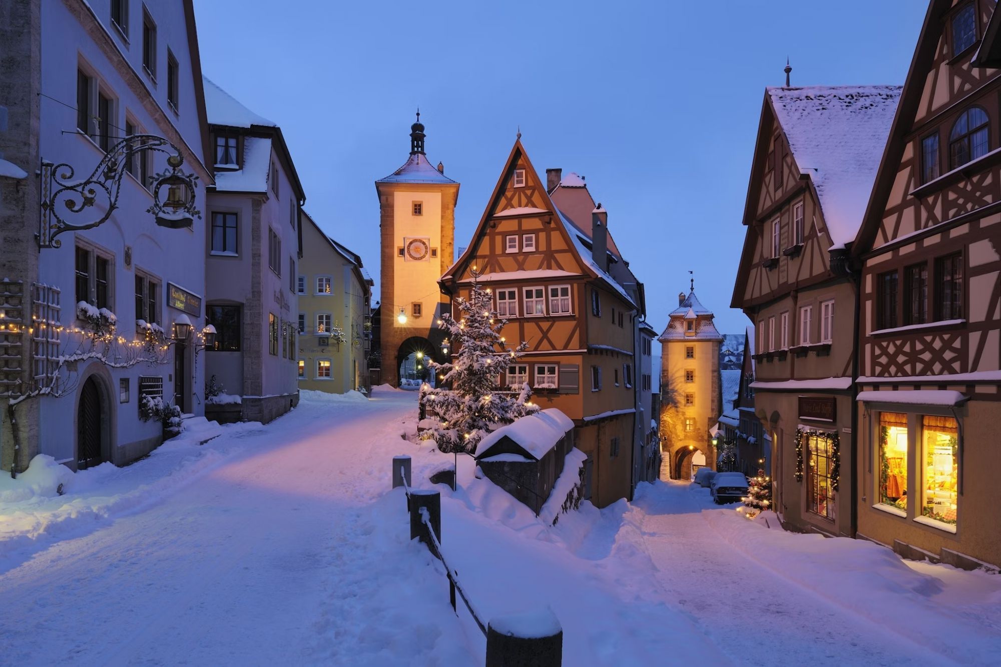 Evitate la folla e godete di un fascino extra visitando le suggestive città della Strada Romantica, come Rothenburg ob der Tauber, in inverno. Getty I