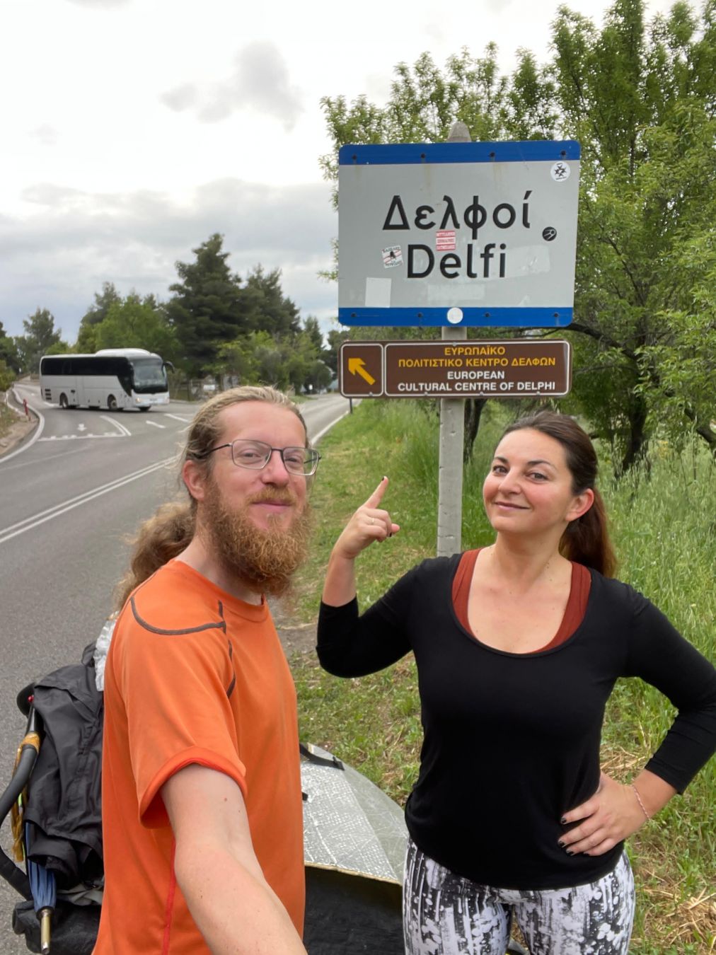 L’autrice e Nicolò Guarrera in partenza da Delfi © Nicolò Guarrera/Lonely Planet Italia