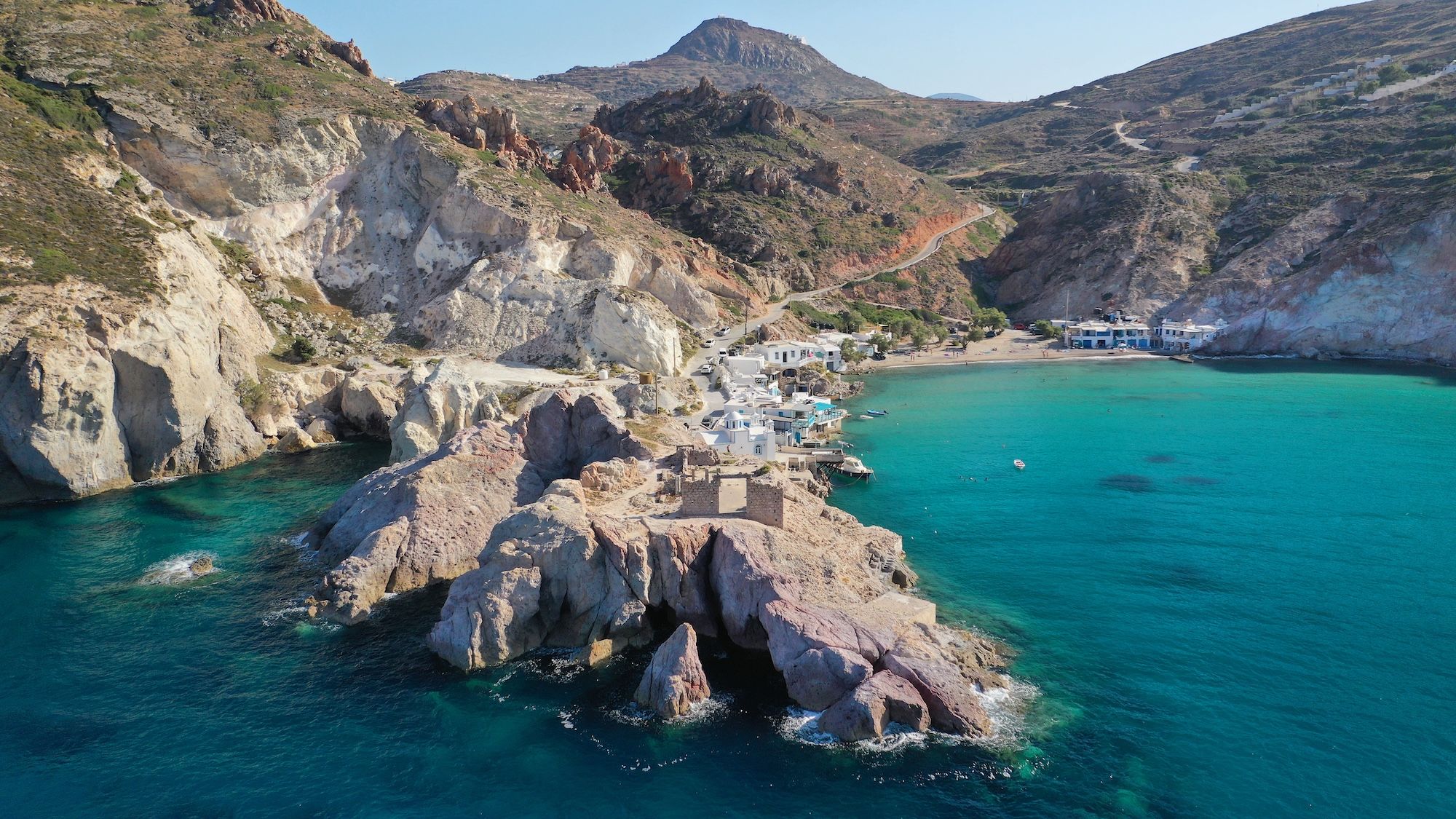 Il villagigo di Firopotamos, a Milos © Aerial-motion
/Shutterstock