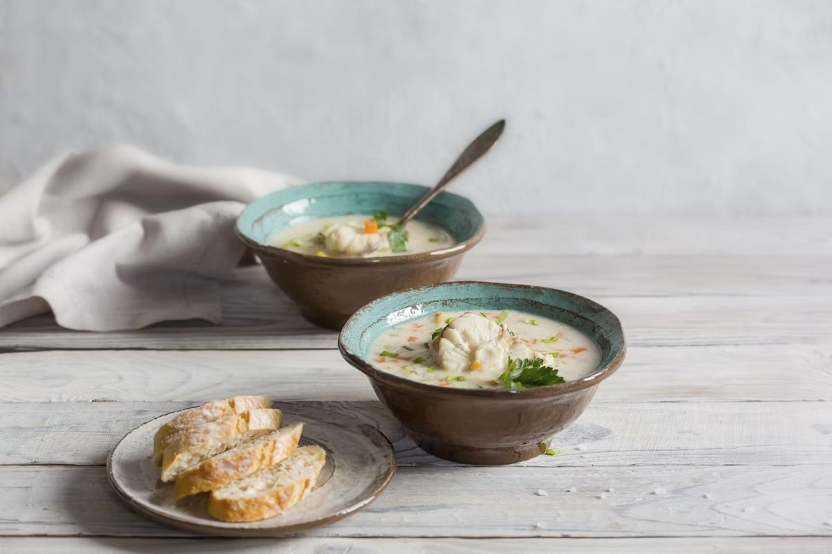 Due ciotole di fiskesuppe con pane croccante. Olga Mazyarkina/Getty Images/iStockphoto