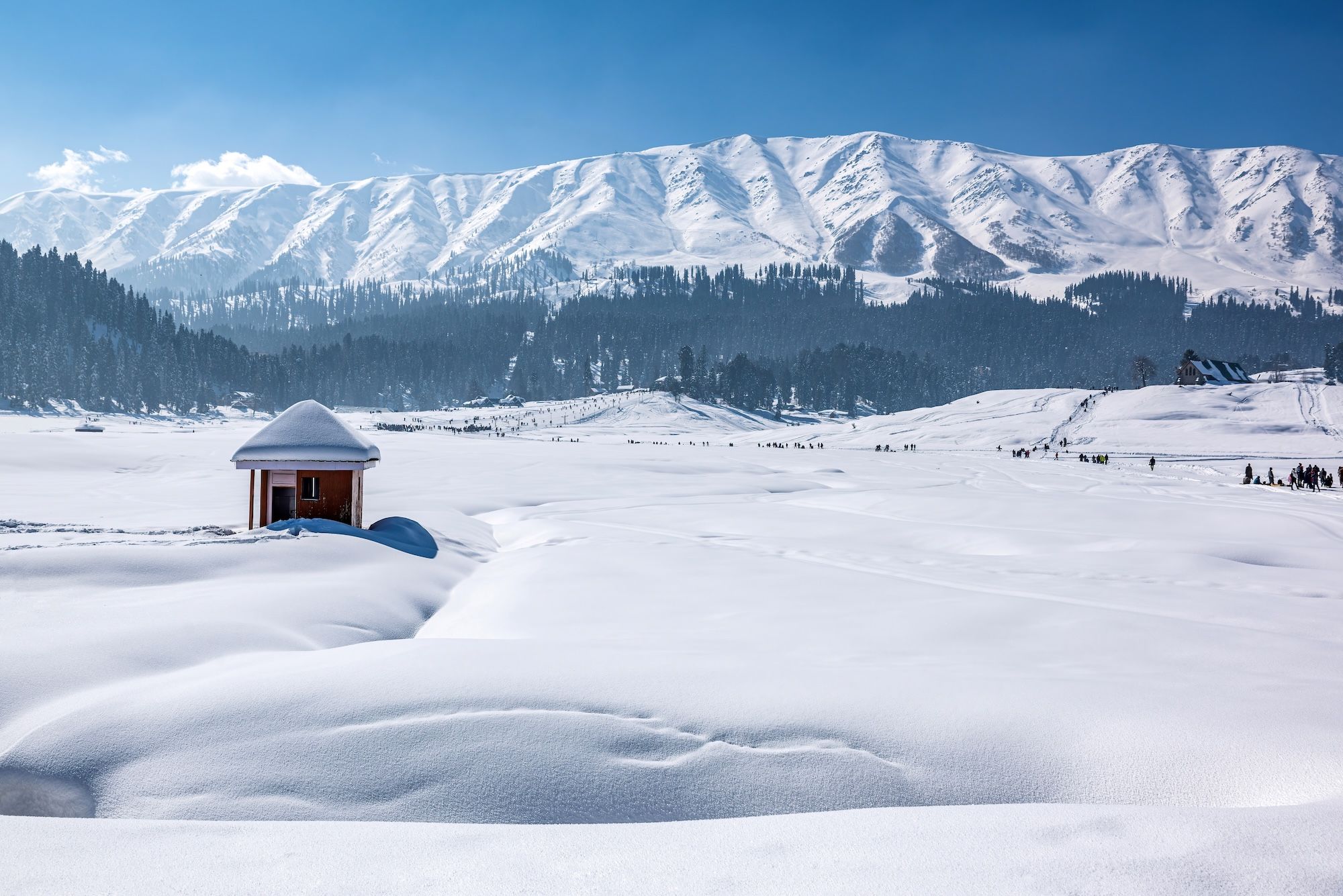 Molta gente viene qui semplicemente per godersi la neve ©ImagesofIndia/Shutterstock