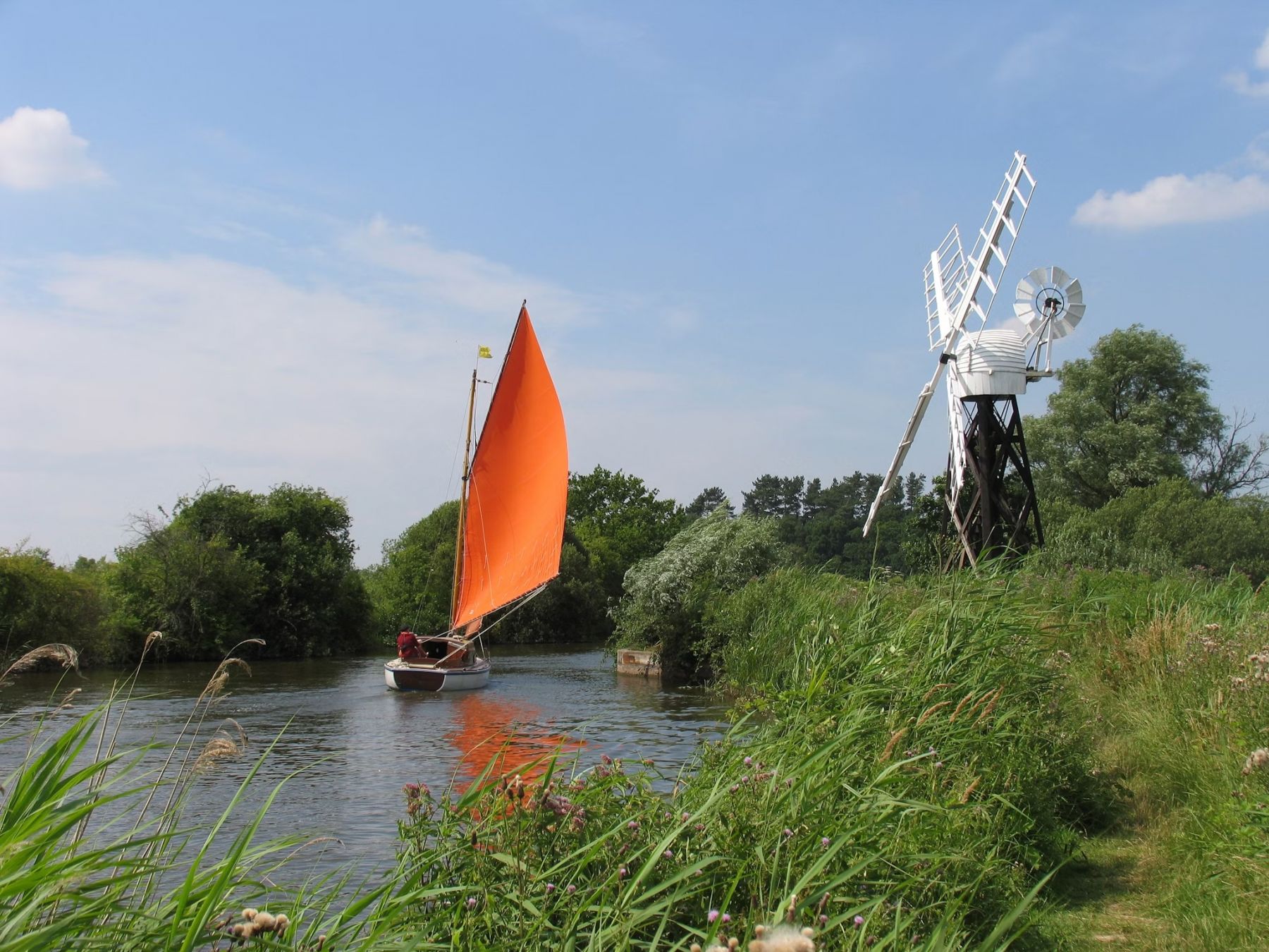 Navigate nei canali delle Norfolk Broads © Getty Images/iStockphoto