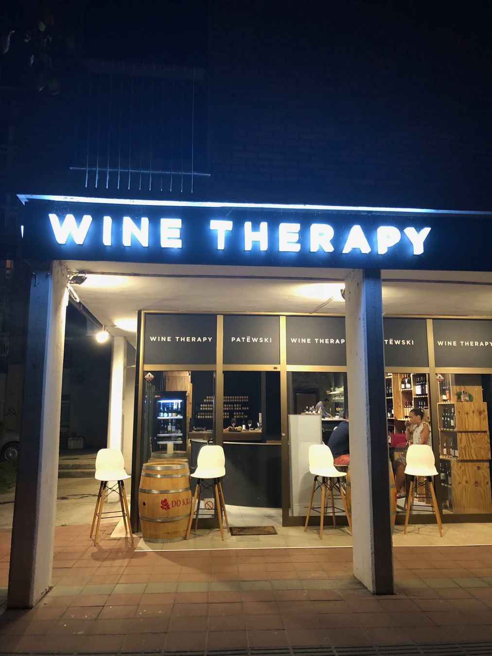 Il bar con negozio Wine Therapy è il posto ideale per scoprire i vini locali © Alex Crevar / LonelyPlanet