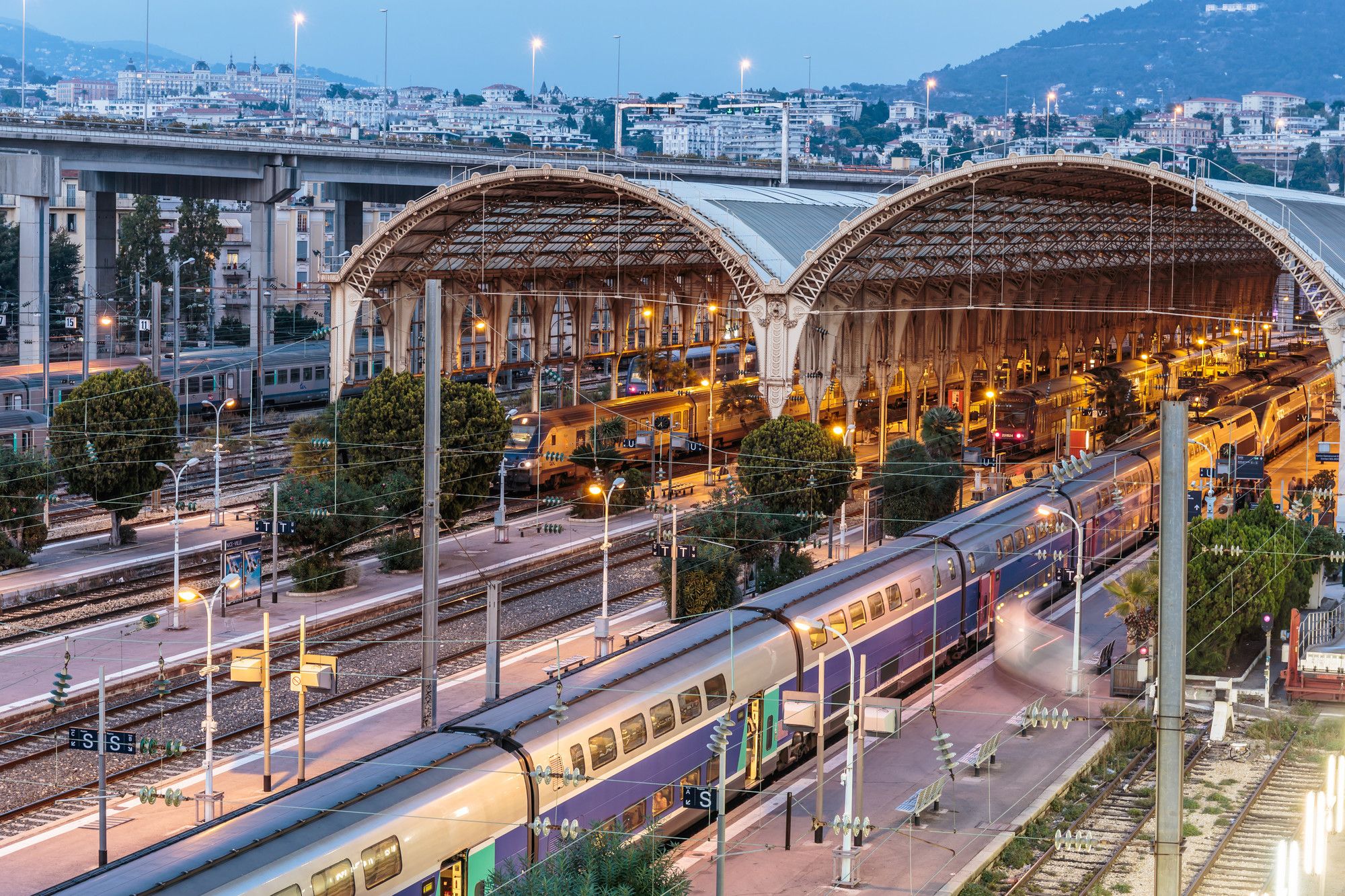 La stazione ferroviaria Gare de Nice-Ville di notte
