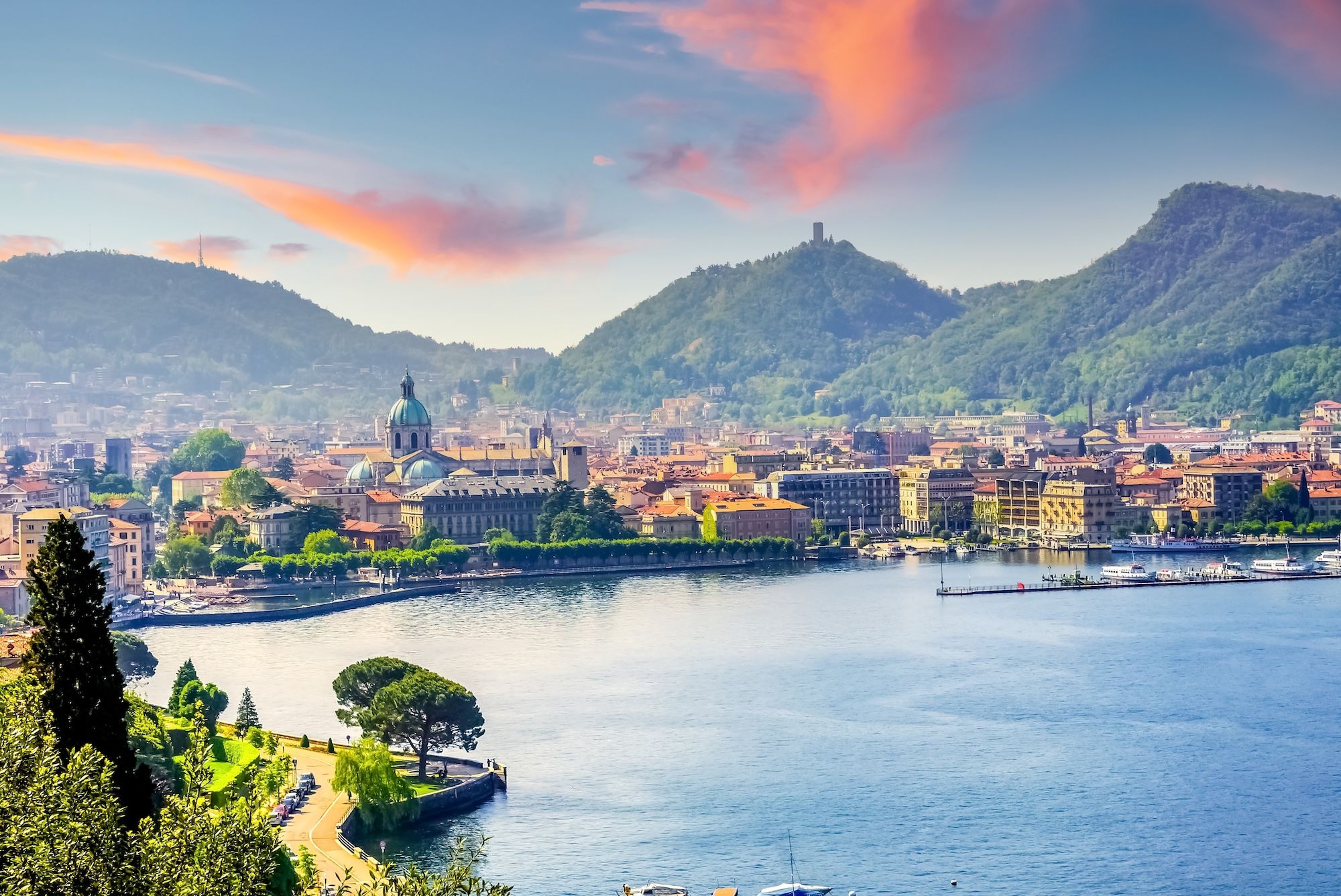 Como, affacciata sul lago  © Sina Ettmer Photography/Shutterstock