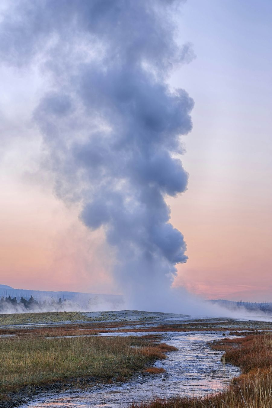 Il geyser Old Faithful di Yellowstone all’alba. © Martin Ruegner/Getty Images