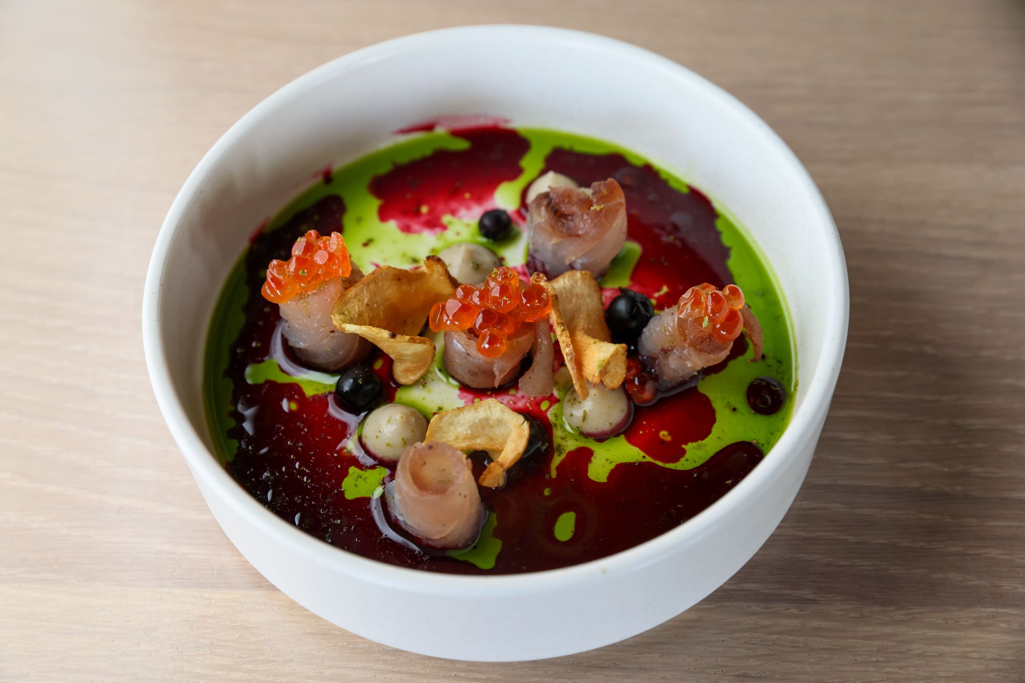 Hogánša: dentice affumicato del Pacifico con uova di salmone, cicuta, olio di ortica e topinambur © Jaida Grey Eagle / Lonely Planet