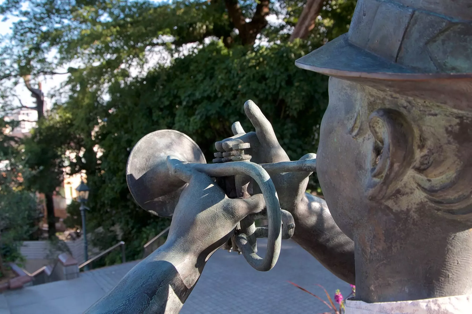 La statua di un trombettista jazz nel quartiere di Kitano-chō. © Marlon Trottmann / Shutterstock