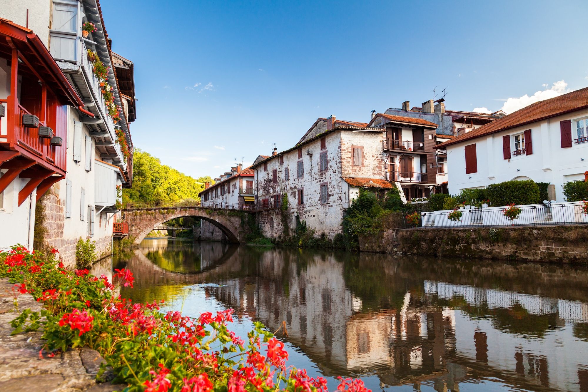 Il ponte sul fiume Nive a Saint Jean Pied de Port @ peapop/Shutterstock