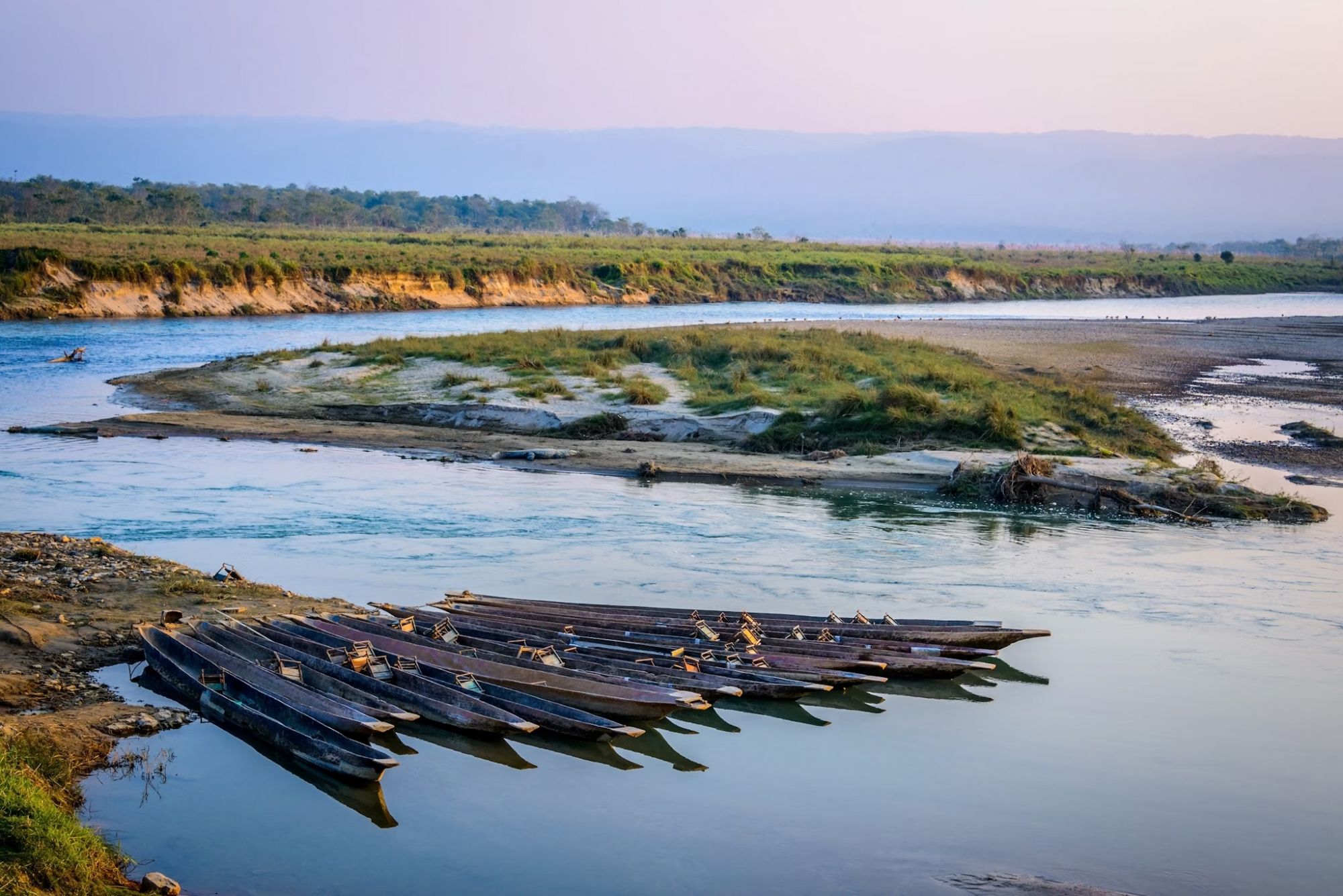 Galleggiate in una canoa e ascoltando i suoni della natura nel Parco Nazionale di Chitwan © dutourdumonde / Getty Images