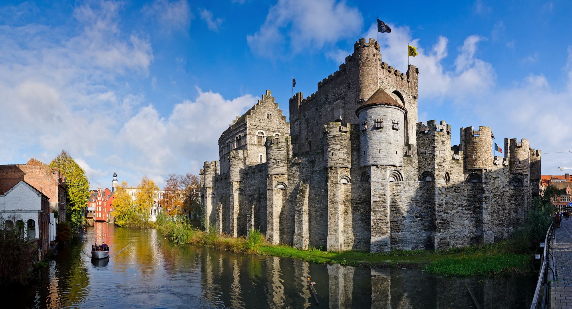 Il castello di Gravensteen, lungo le sponde del fiume Schelda ©Joost van Uffelen/Shutterstock