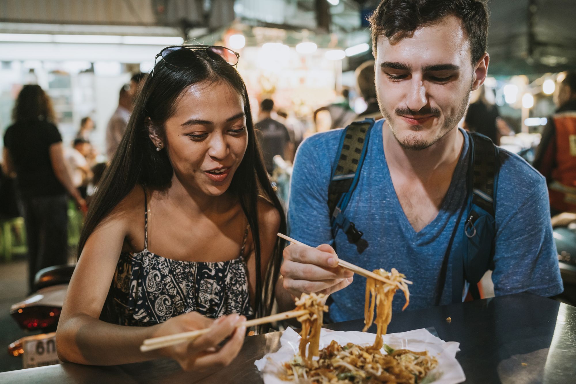 Due ragazzi mangiano cibo asiatico in Thailandia
