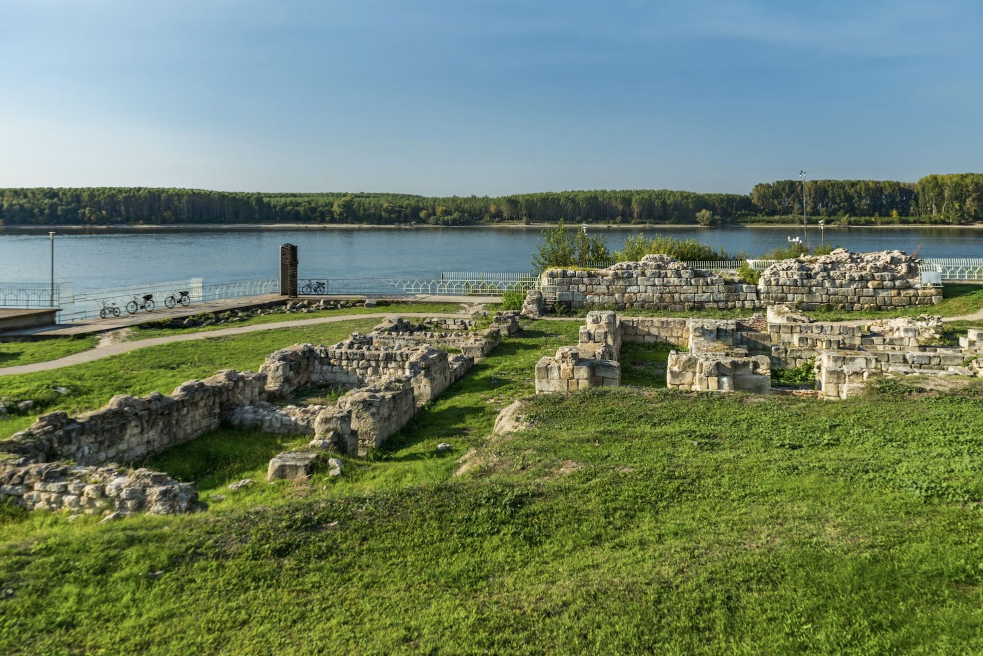 Le rovine di Durostorum in Bulgaria si affacciano sul Danubio vicino a Silistra © OmiStudio / Shutterstock