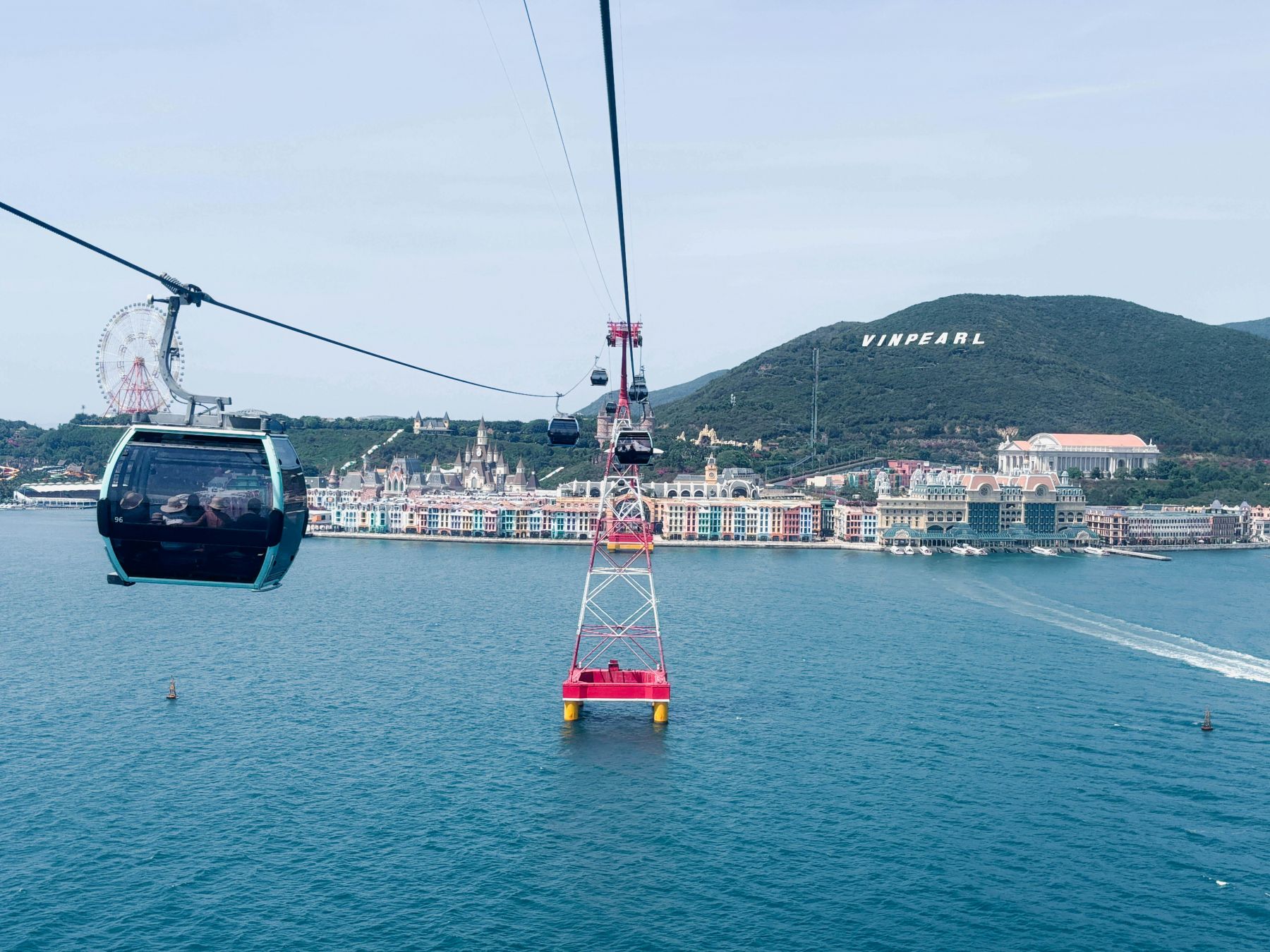 La funivia Vinpearl collega Nha Trang con l’isola di Hon Tre. © James Pham/Lonely Planet