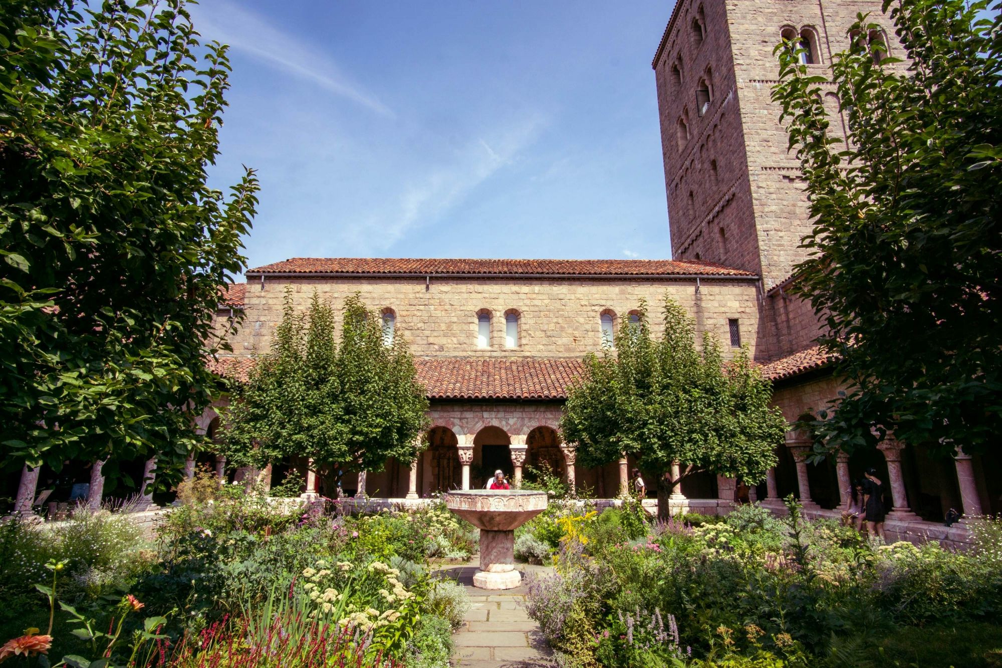I giardini del Cuxa Cloister, parte del Met Cloisters. © Brian Logan Photography/Shutterstock