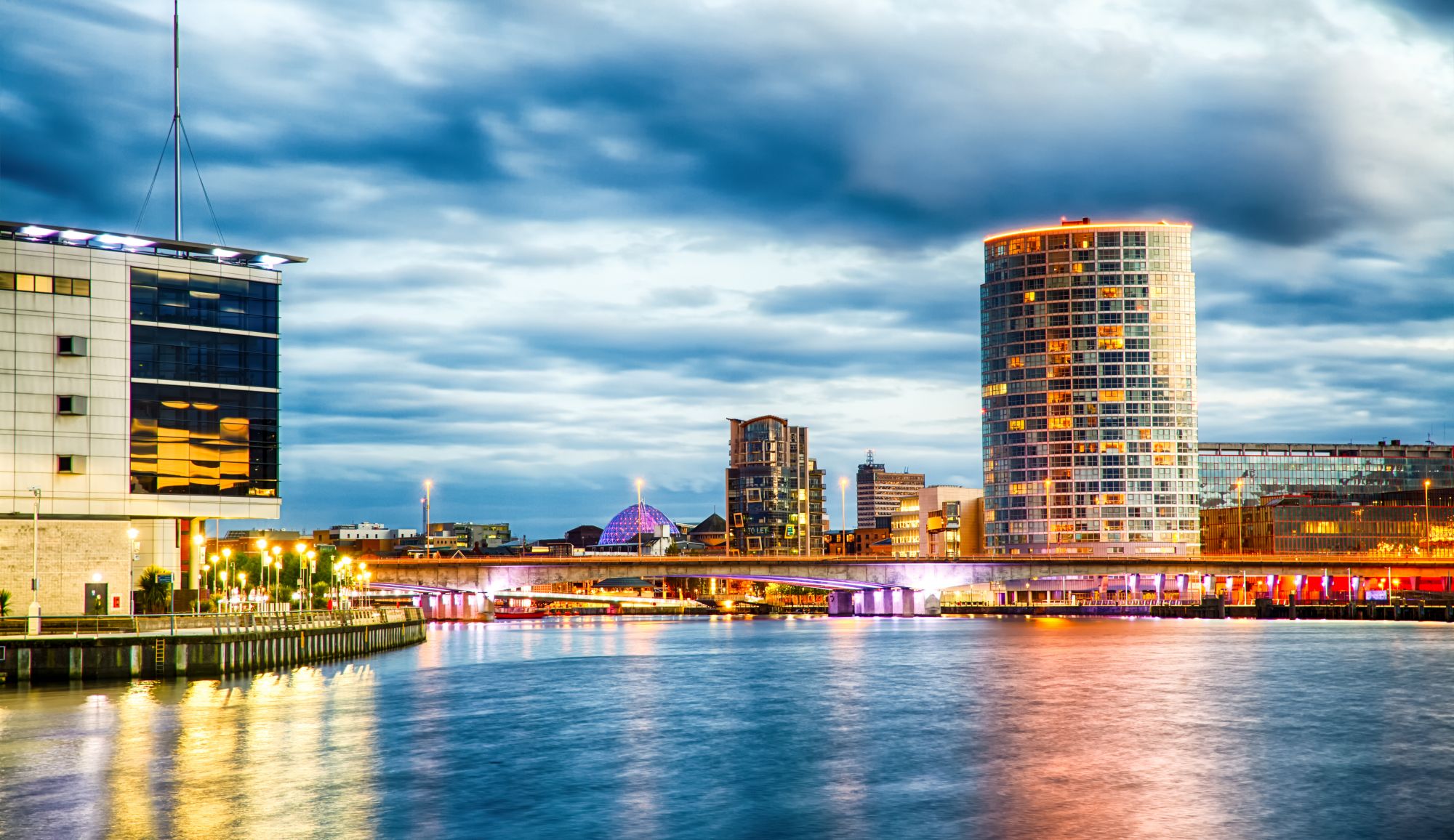 Lo skyline di Belfast sul Fiume Lagan. Credits James Kennedy NI / Shutterstock