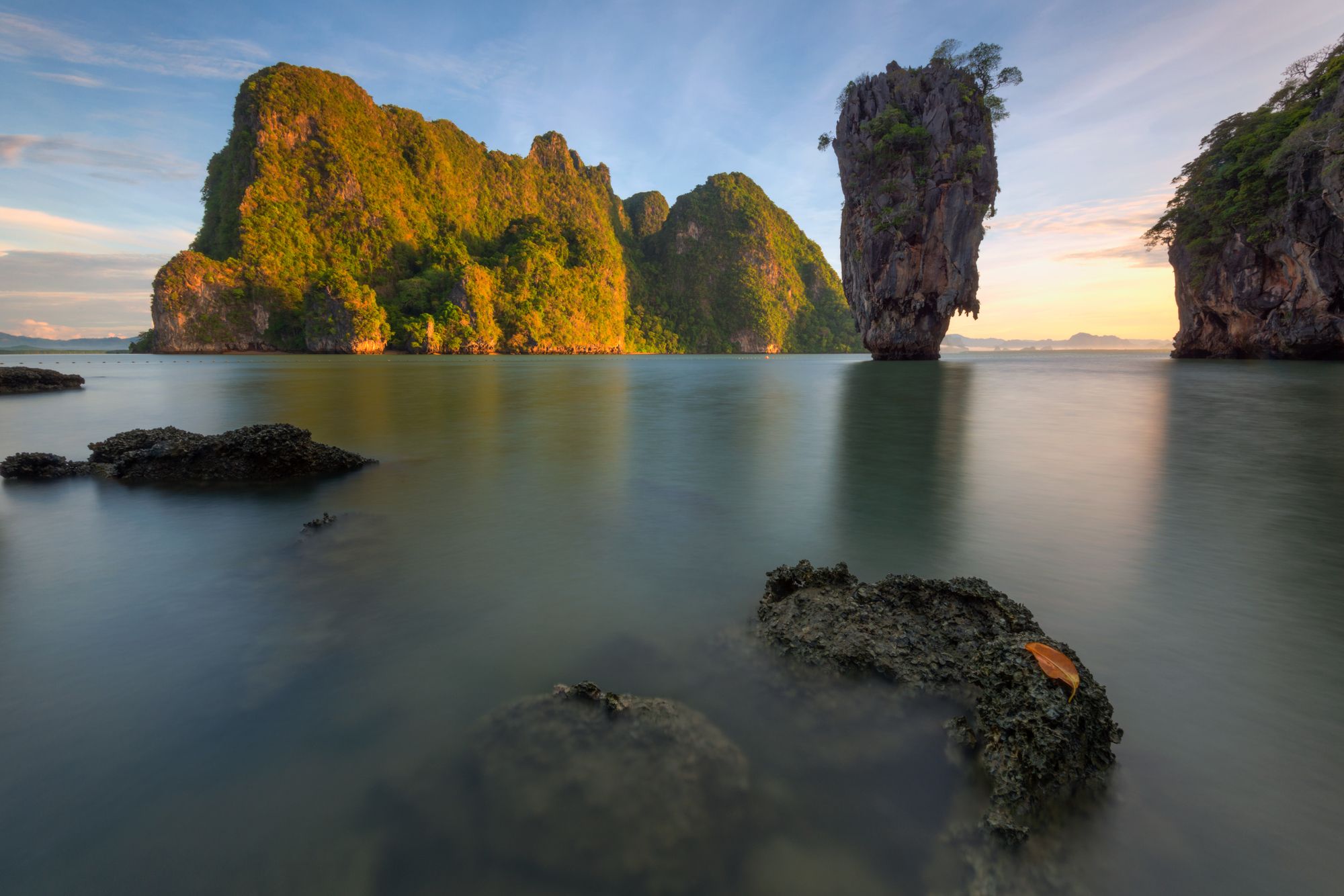 La spiaggia di James Bond all’alba, Thailandia ©ketkarn sakultap/Getty Images