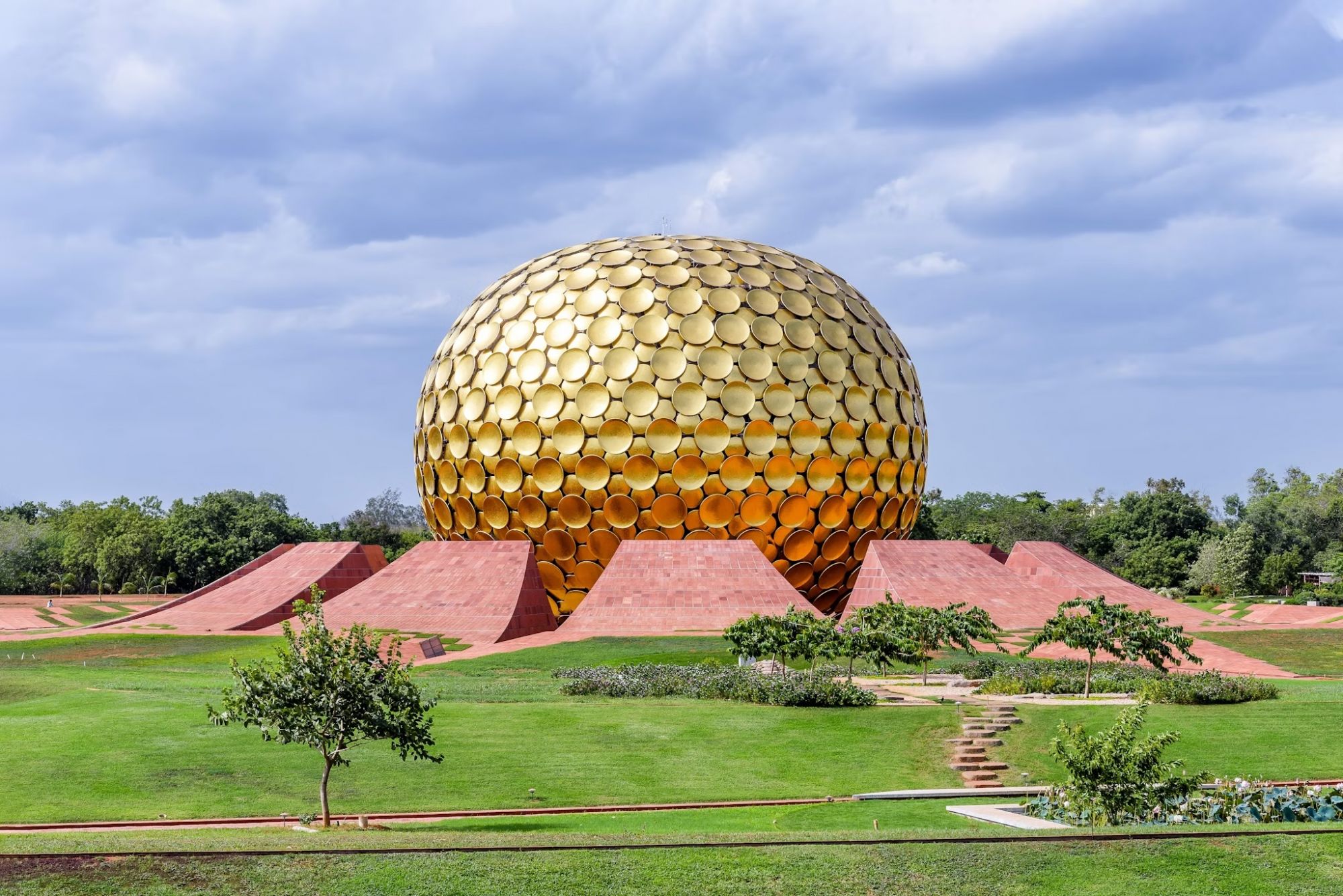 Il Matrimandir dorato nella vicina Auroville attira pellegrini da tutto il mondo © Francesco Dazzi / Shutterstock