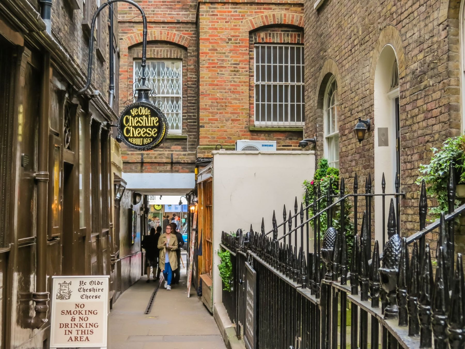 L’esterno del Ye Olde Cheshire Cheese, crocevia di grandi scrittori. © Arndale / Shutterstock