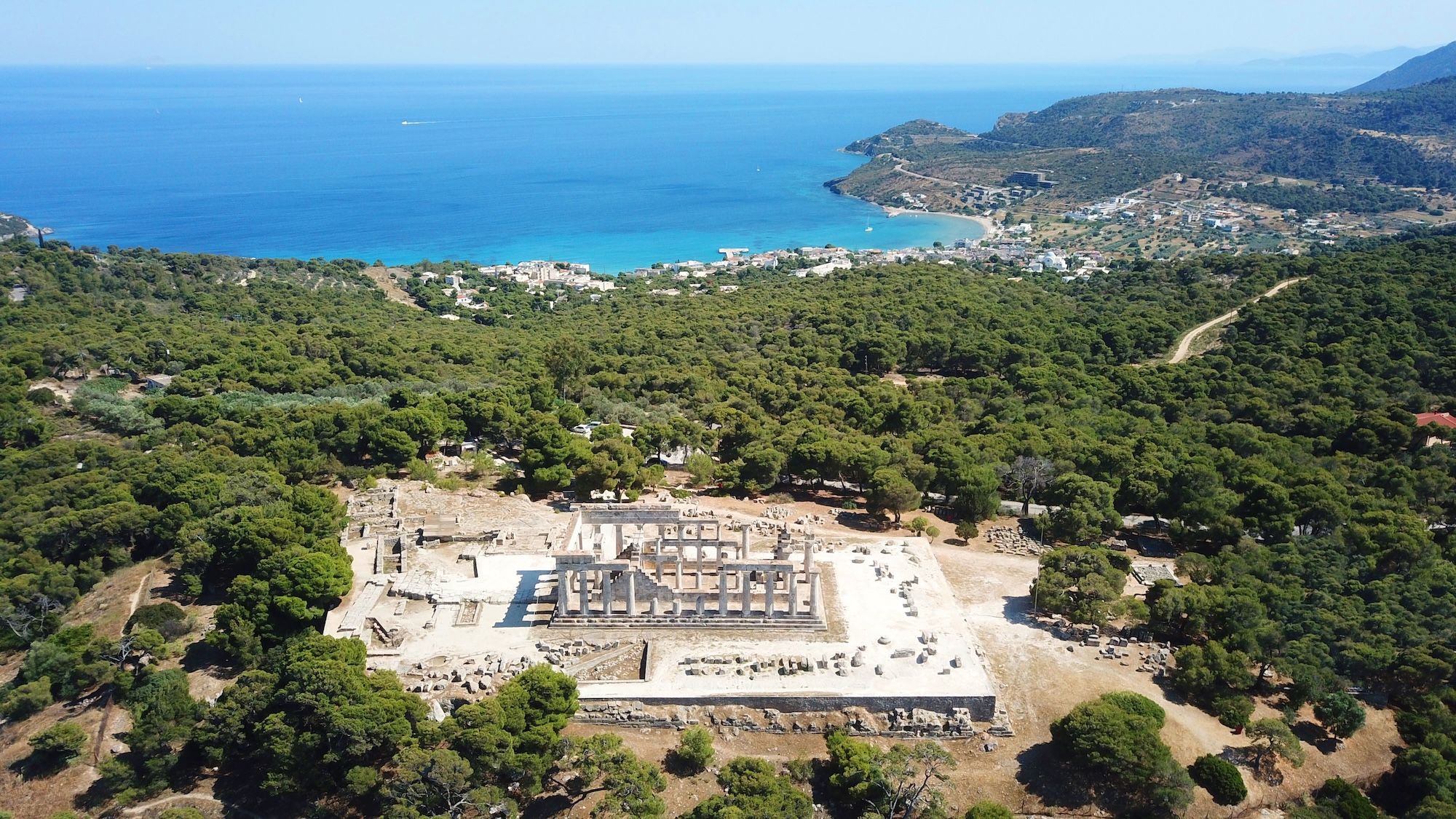 Il tempio di Afaia a Egina   ©Aerial-motion/Shutterstock