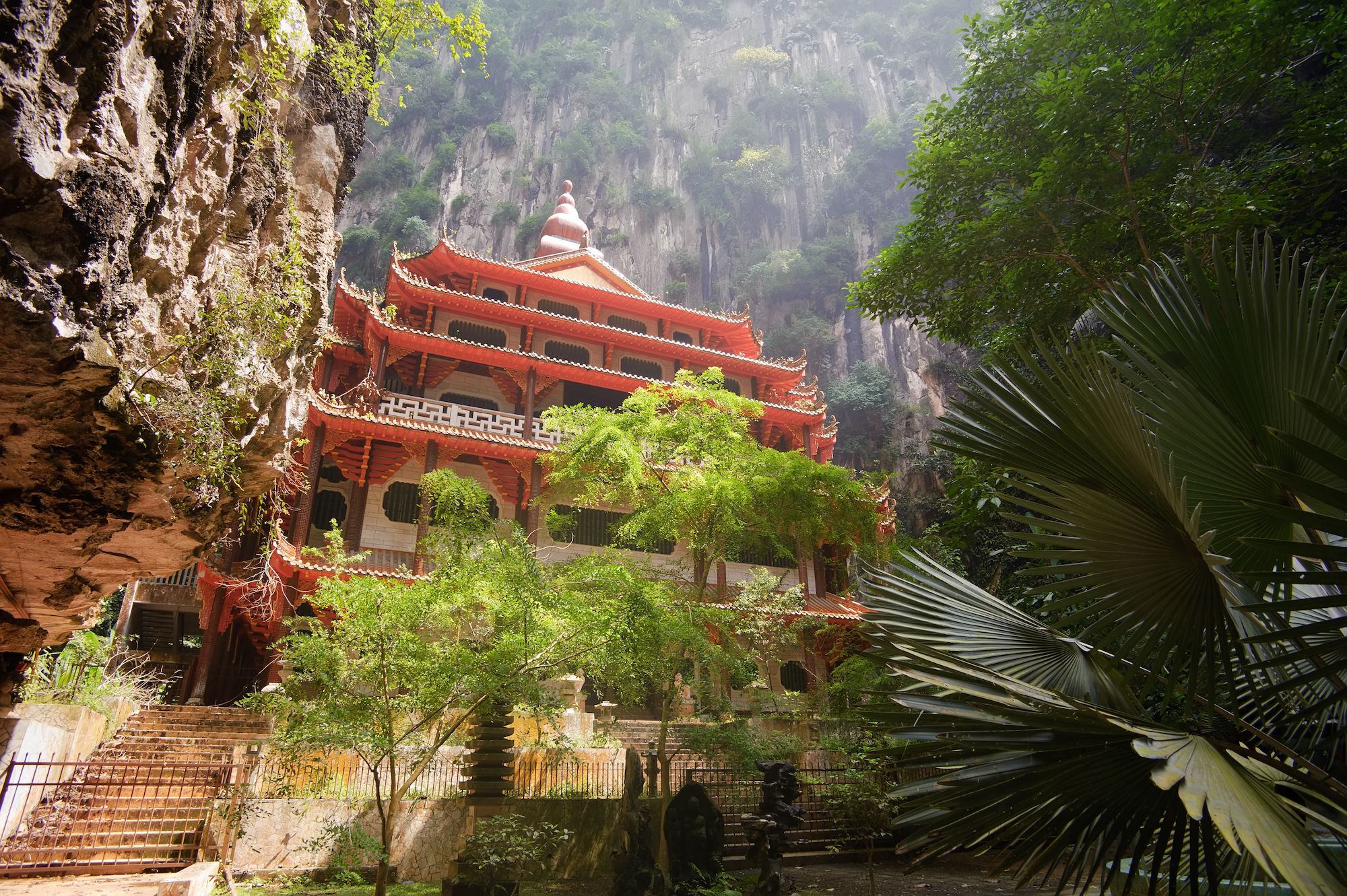 Un tempio cinese nelle montagne attorno a Ipoh © elwynn