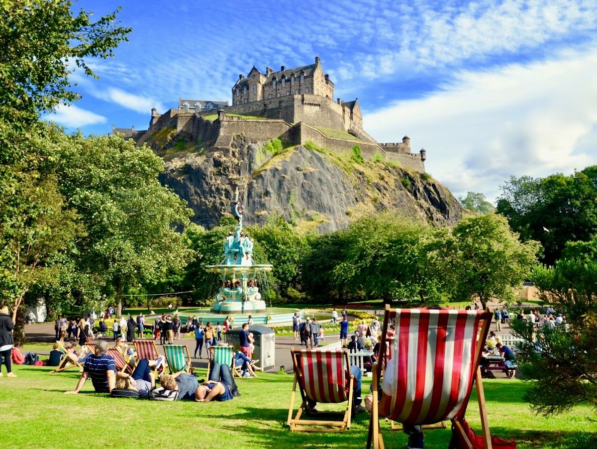 Il famoso castello di Edimburgo domina la città. Lou Armor/Shutterstock