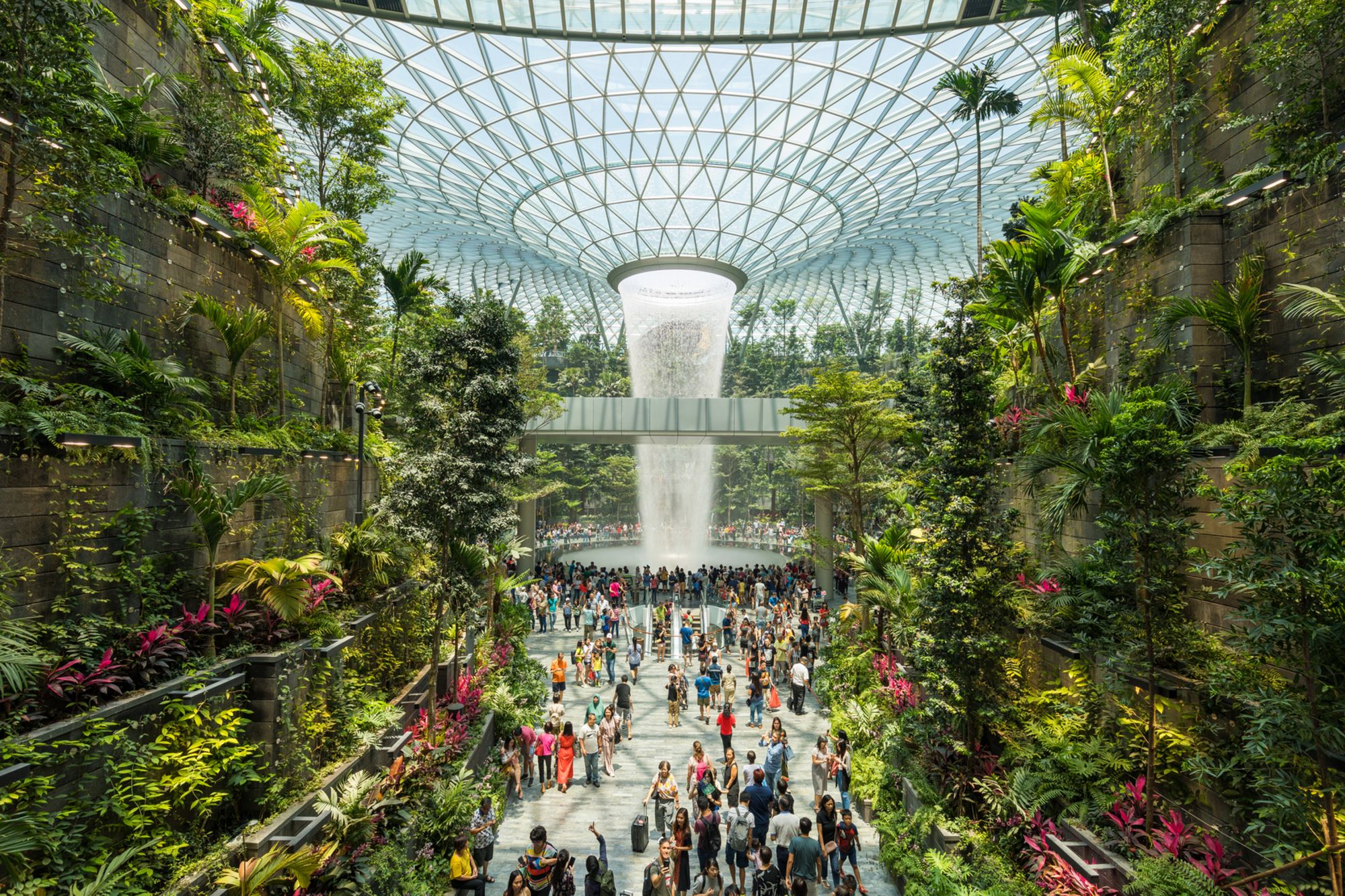 Il vortice di pioggia all'interno dell'aeroporto Changi di Singapore © Sing Studio / Shutterstock
