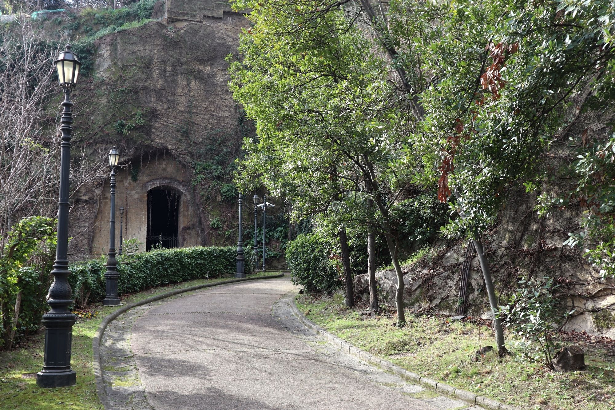 Scorcio del Parco delle Tombe di Virgilio e Leopardi a Napoli ©Lucamato / Shutterstock