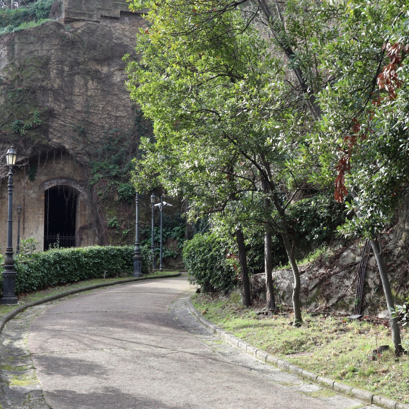 Scorcio del Parco delle Tombe di Virgilio e Leopardi a Napoli ©Lucamato / Shutterstock