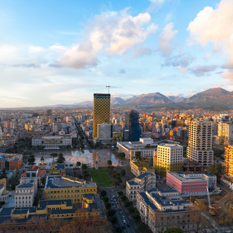 Le esperienze enogastronomiche più interessanti si possono fare nella capitale Tirana © Elton.xh / Shutterstock
