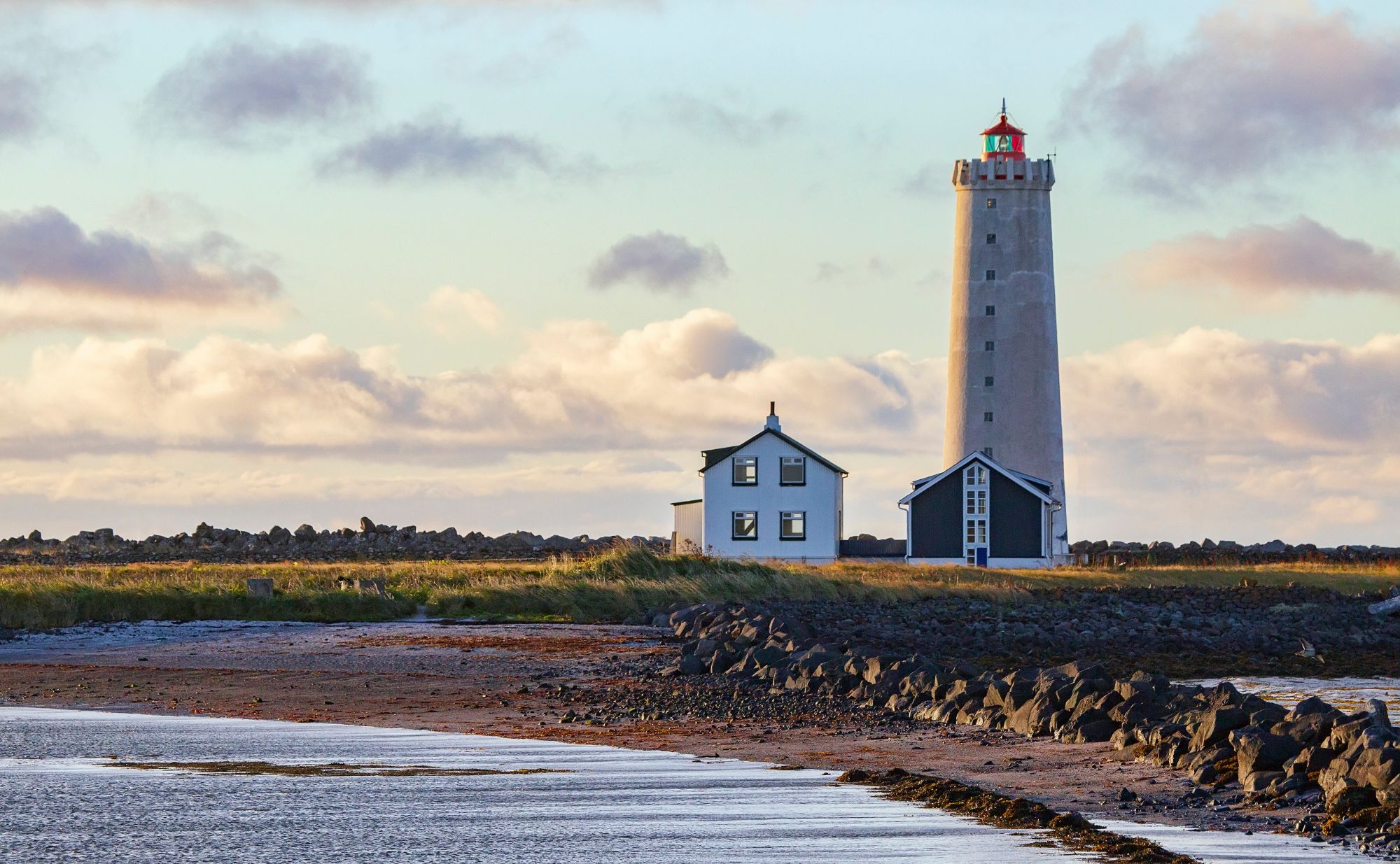 È possibile raggiungere a piedi il faro dell’isola di Grótta quando la marea è bassa © Bill Kennedy / Shutterstock