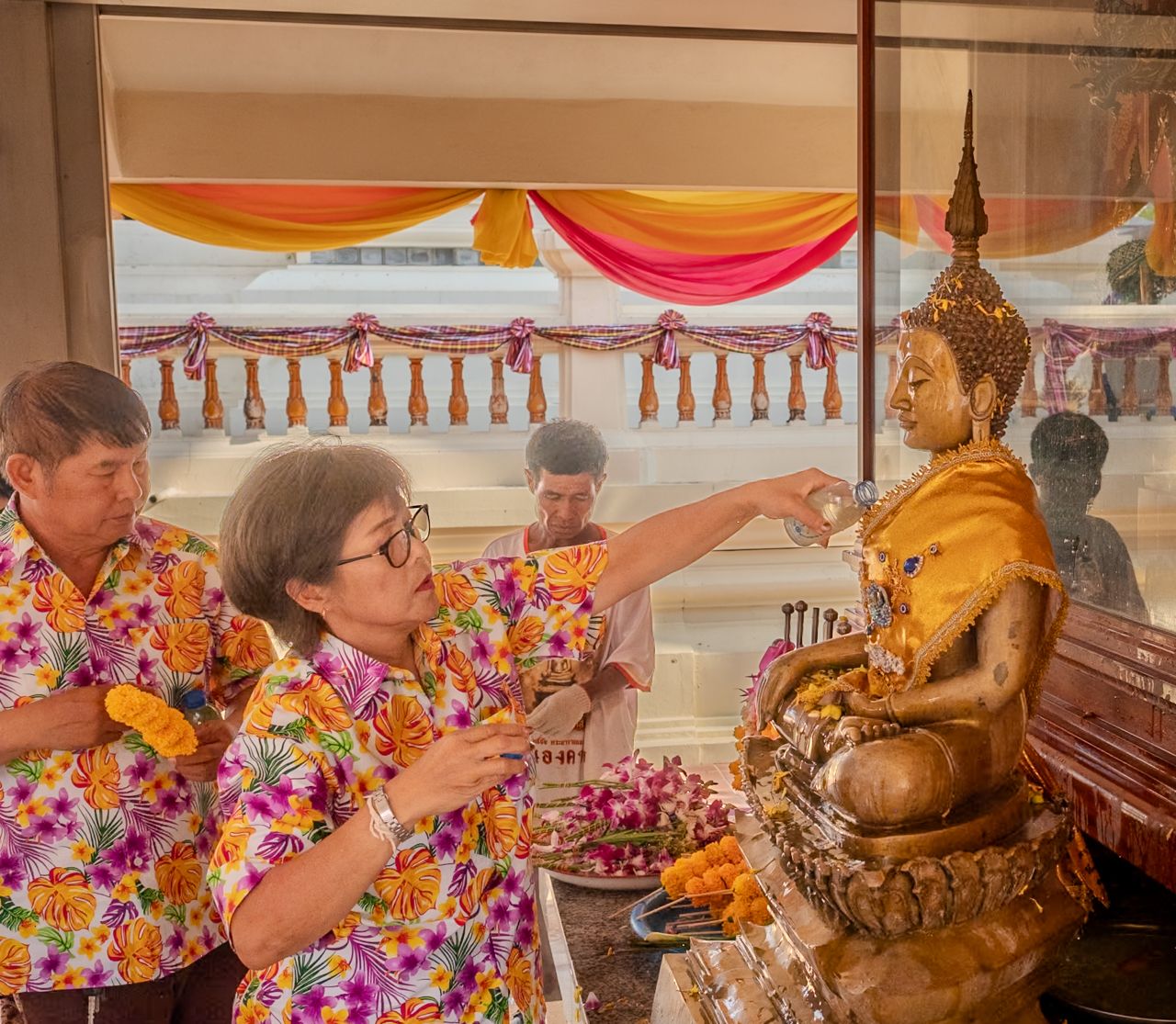 Durante il Songkran è tradizione versare delicatamente acqua profumata sulle statue del Buddha ©Gabriele Orlini
