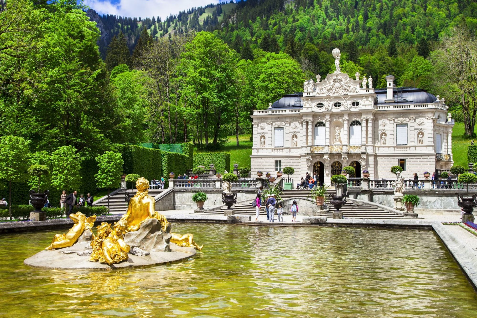 L’incantevole Linderhof è uno dei castelli di Ludovico II. Shutterstock