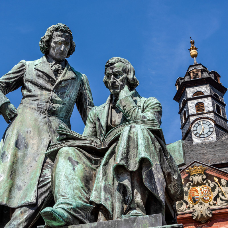 La statua dei fratelli Grimm a Hanau, Germani ©Rolf G Wackenberg / Shutterstock