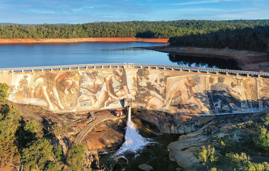 Il murale ‘Reflections’ sulla diga di Wellington Dam