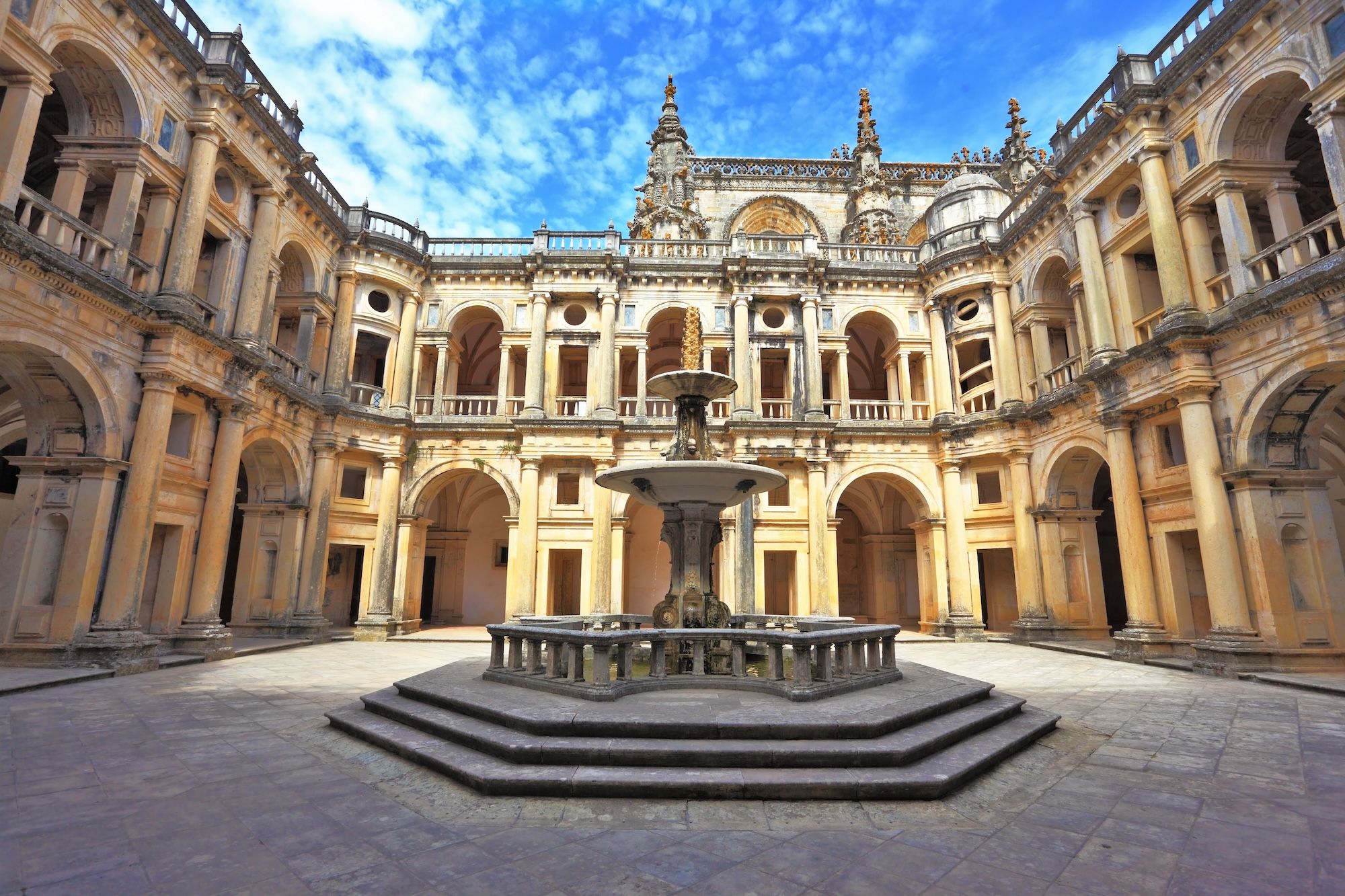 il Castelo de Tomar e il Convento de Cristo formano uno straordinario complesso architettonico risalente al XII secolo ©kavram/Shutterstock