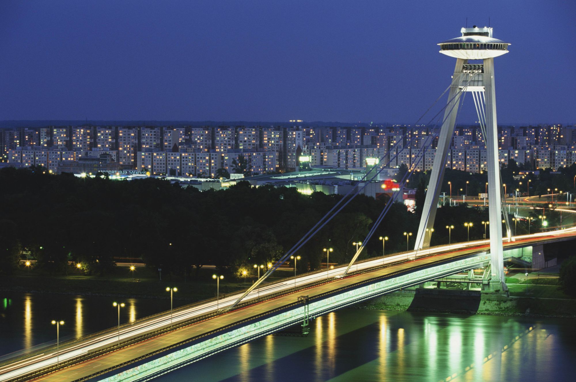 L’UFO, sul ponte SNP, è un simbolo dell’architettura insolita e meravigliosa di Bratislava. © Walter Bibikow/Getty Images